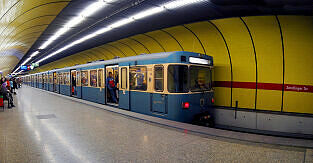 Wartender A-Wagen im U-Bahnhof Sendlinger Tor (U1/U2) vor dem Umbau