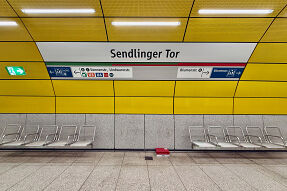 Stationsschild und Sitzmöbel im U-Bahnhof Sendlinger Tor (U1/U2)