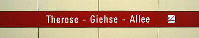 Stationsschild U-Bahnhof Therese-Giehse-Allee vor der Neugestaltung (2006)