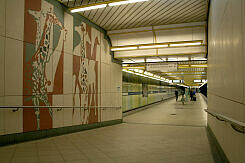 Rampe zum Bahnsteig im U-Bahnhof Thalkirchen