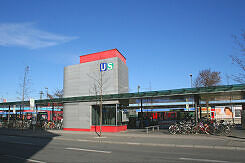 Busbahnhof und Lift zum U- und S-Bahnhof Trudering