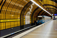 Einfahrender A-Wagen als U5 im U-Bahnhof Theresienwiese