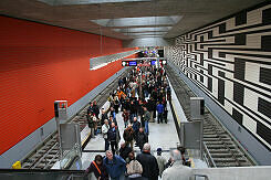 Großer Andrang im neu eröffneten U-Bahnhof Oberwiesenfeld