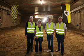 Tunnel-Durchstich: Abteilungsleiter U-Bahn-/Tunnelbau Reiter, Baureferentin Ehbauer, OB Krause, Hauptabteilungsleiter Kressierer