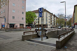 Zugang an der Oberfläche zum U-Bahnhof Untersbergstraße