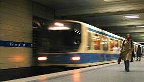 Einfahrender B-Wagen im U-Bahnhof Universität