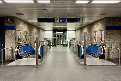 Zugang zum U-Bahnhof Universität aus dem südlichen Sperrengeschoss