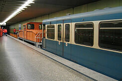 Nach Entgleisung im U-Bahnhof Michaelibad steht A-Wagen 367 schleppfertig am Bahnsteig