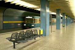 Einfahrender A-Wagen im U-Bahnhof Westendstraße