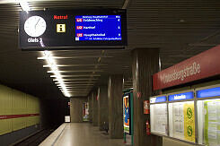 Zugzielanzeiger mit Sonderzielen zur bauma 2010 im U-Bahnhof Untersbergstraße