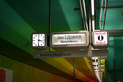 Alter Zugzielanzeiger im U-Bahnhof Candidplatz Alter Zugzielanzeiger im U-Bahnhof Candidplatz