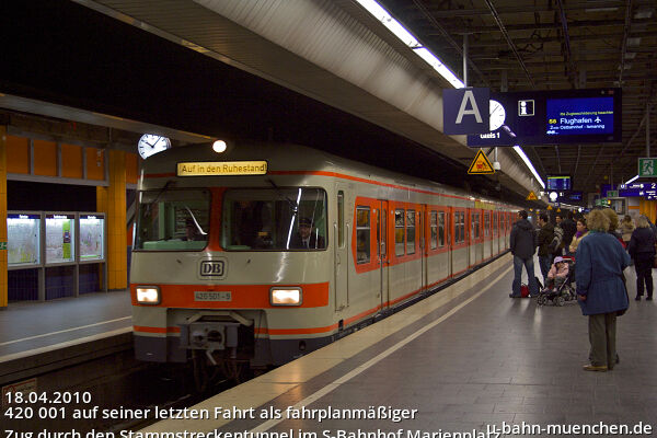 420 001 auf seiner letzten Fahrt als fahrplanmäßiger Zug durch den Stammstreckentunnel im S-Bahnhof Marienplatz