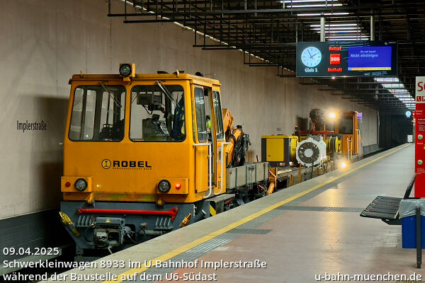 Schwerkleinwagen 8933 im U-Bahnhof Implerstraße während der Baustelle auf dem U6-Südast