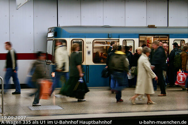 A-Wagen 335 als U1 im U-Bahnhof Hauptbahnhof