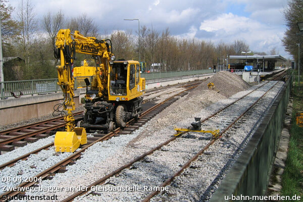 Zweiwegebagger an der Gleisbaustelle Rampe Studentenstadt