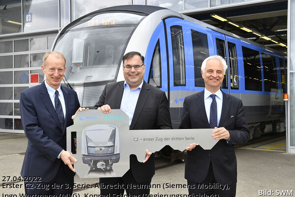 Erster C2-Zug der 3. Serie. Albrecht Neumann (Siemens Mobility), Ingo Wortmann (MVG), Konrad Schober (Regierungspräsident)