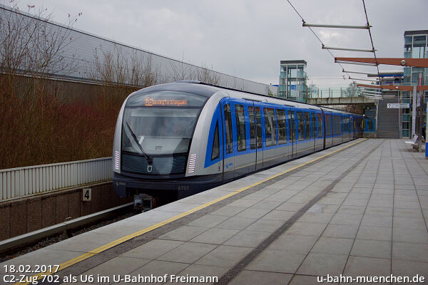 C2-Zug 702 als U6 im U-Bahnhof Freimann