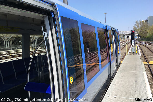 C2-Zug 730 mit getönten Scheiben