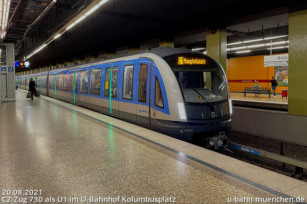 C2-Zug 730 als U1 im U-Bahnhof Kolumbusplatz