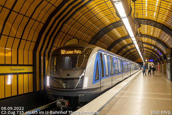 C2-Zug 735 als U5 im U-Bahnhof Theresienwiese