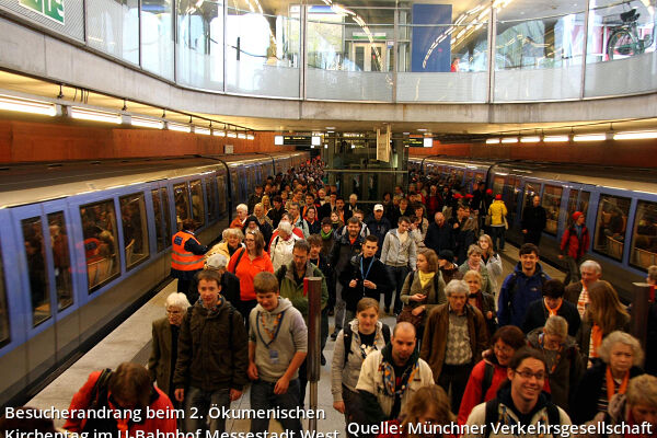 Besucherandrang beim 2. Ökumenischen Kirchentag im U-Bahnhof Messestadt West