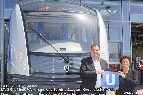 MVG-Chef Ingo Wortmann und Sabrina Soussan, Geschäftsführerin Siemens Mobility mit dem ersten C2-Zug der neuen Lieferung