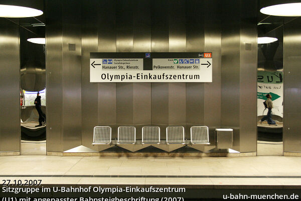 Sitzgruppe im U-Bahnhof Olympia-Einkaufszentrum (U1) mit angepasster Bahnsteigbeschriftung (2007)