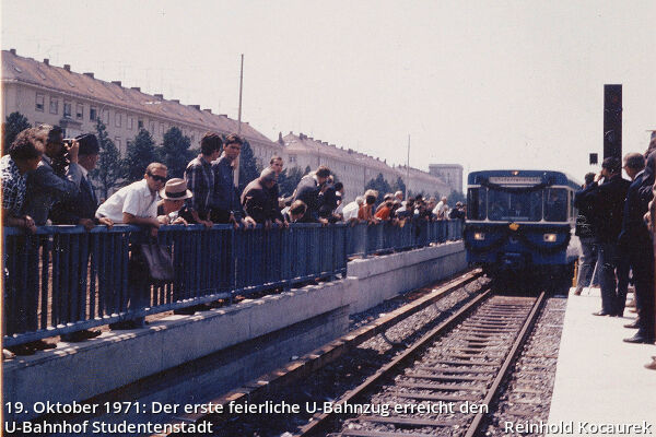 19. Oktober 1971: Der erste feierliche U-Bahnzug erreicht den U-Bahnhof Studentenstadt