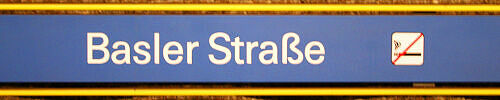 Stationsschild U-Bahnhof Basler Straße Stationsschild U-Bahnhof Basler Straße