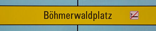 Stationsschild U-Bahnhof Böhmerwaldplatz Stationsschild U-Bahnhof Böhmerwaldplatz