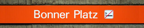 Stationsschild U-Bahnhof Bonner Platz Stationsschild U-Bahnhof Bonner Platz