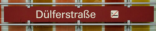 Stationsschild U-Bahnhof Dülferstraße Stationsschild U-Bahnhof Dülferstraße