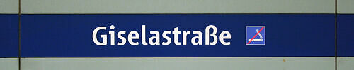 Stationsschild U-Bahnhof Giselastraße Stationsschild U-Bahnhof Giselastraße