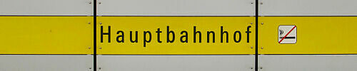Stationsschild U-Bahnhof Hauptbahnhof (U4/U5) Stationsschild U-Bahnhof Hauptbahnhof (U4/U5)