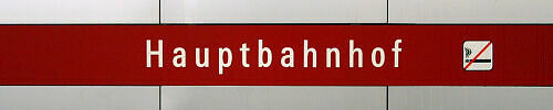 Stationsschild U-Bahnhof Hauptbahnhof (U1/U2) Stationsschild U-Bahnhof Hauptbahnhof (U1/U2)