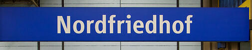 Stationsschild U-Bahnhof Nordfriedhof Stationsschild U-Bahnhof Nordfriedhof
