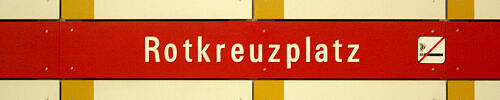 Stationsschild U-Bahnhof Rotkreuzplatz