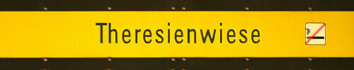 Stationsschild U-Bahnhof Theresienwiese Stationsschild U-Bahnhof Theresienwiese
