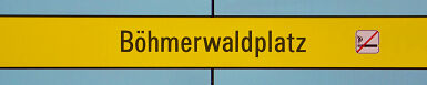Stationsschild U-Bahnhof Böhmerwaldplatz