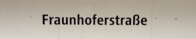 Stationsschild U-Bahnhof Fraunhoferstraße
