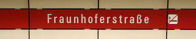 Stationsschild U-Bahnhof Fraunhoferstraße (2007)