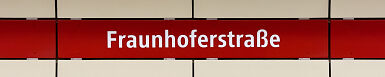 Stationsschild U-Bahnhof Fraunhoferstraße (bis 2022)
