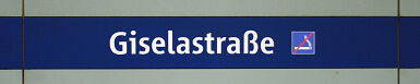 Stationsschild U-Bahnhof Giselastraße (2007)
