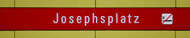 Stationsschild U-Bahnhof Josephsplatz (2022)