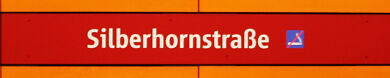 Stationsschild U-Bahnhof Silberhornstraße