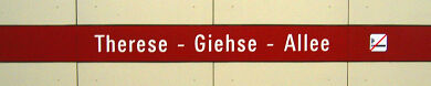 Stationsschild U-Bahnhof Therese-Giehse-Allee vor der Neugestaltung (2006)