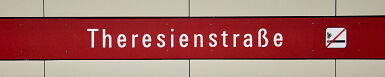 Stationsschild U-Bahnhof Theresienstraße