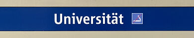 Stationsschild U-Bahnhof Universität