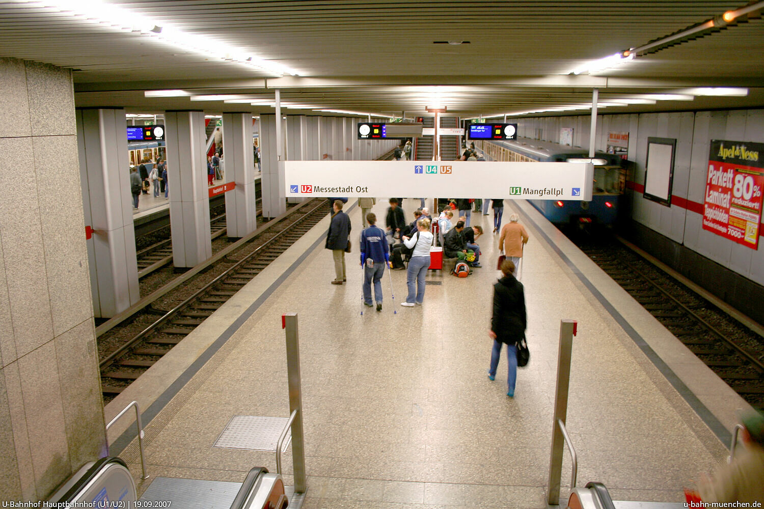 Früh Am Morgen Unten Bei Dem Bahnhof U-Bahnhof Hauptbahnhof (U1, U2, U7, U8) - U-Bahn München