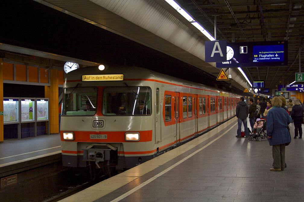 420 001 auf seiner letzten Fahrt durch den Stammstreckentunnel im S-Bahnhof Marienplatz